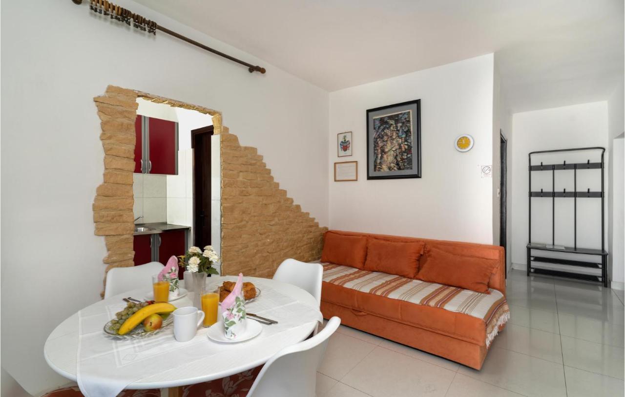 Cozy Apartment In Krk With Kitchen 크르크 외부 사진